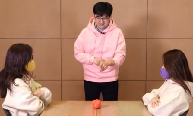 책상 가운데 있는 물건을 먼저 낚아채는
‘집어! 놔!’ 게임을 하는 모습. 서울시교육청 유튜브 화면 캡처