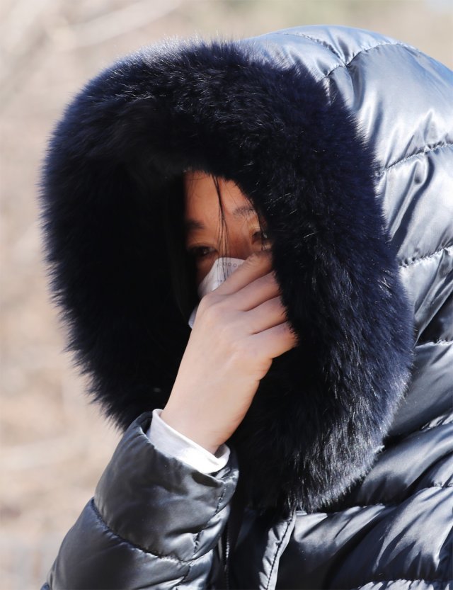 배우 이영애 씨가 5일 경기 양평군 하이패밀리 안데르센 공원묘지를 찾아 정인이를 추모하다 눈물을 흘렸다. 양평=뉴스1