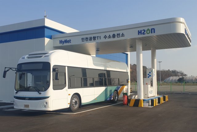 4일 인천에서 두 번째로 문을 연 수소충전소인 ‘공항 제1터미널 수소충전소’에서 공항 셔틀버스가 수소를 충전하고 있다. 인천시 제공