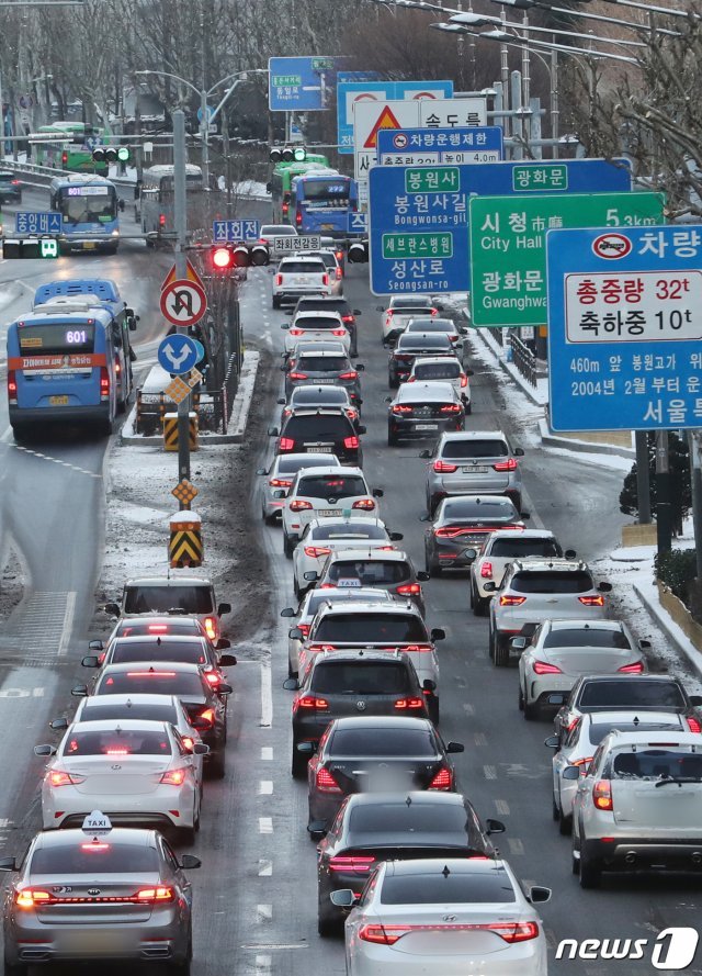 7일 오전 서울 서대문구. 빙판으로 변한 도로를 운행하는 차량들. 2021.1.7/뉴스1