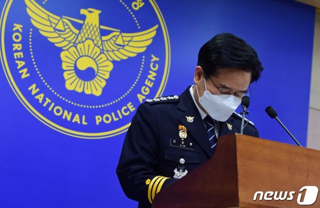 김창룡 경찰청장이 6일 오후 서울 서대문구 경찰청에서 양천 아동학대 사망사건과 관련해 대국민 사과에 앞서 故정인 양의 명복을 빌고 있다. 2021.1.6/뉴스1 © News1