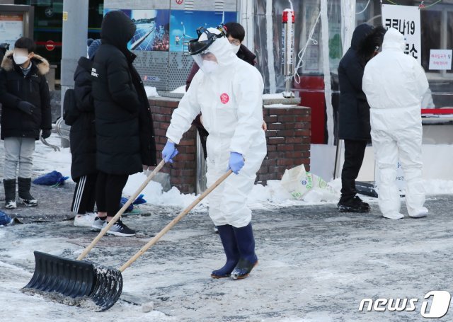 밤사이 많은 눈이 내린 7일 오전 대전 서구보건소에 마련된 선별진료소에서 의료진이 제설작업을 하고 있다.