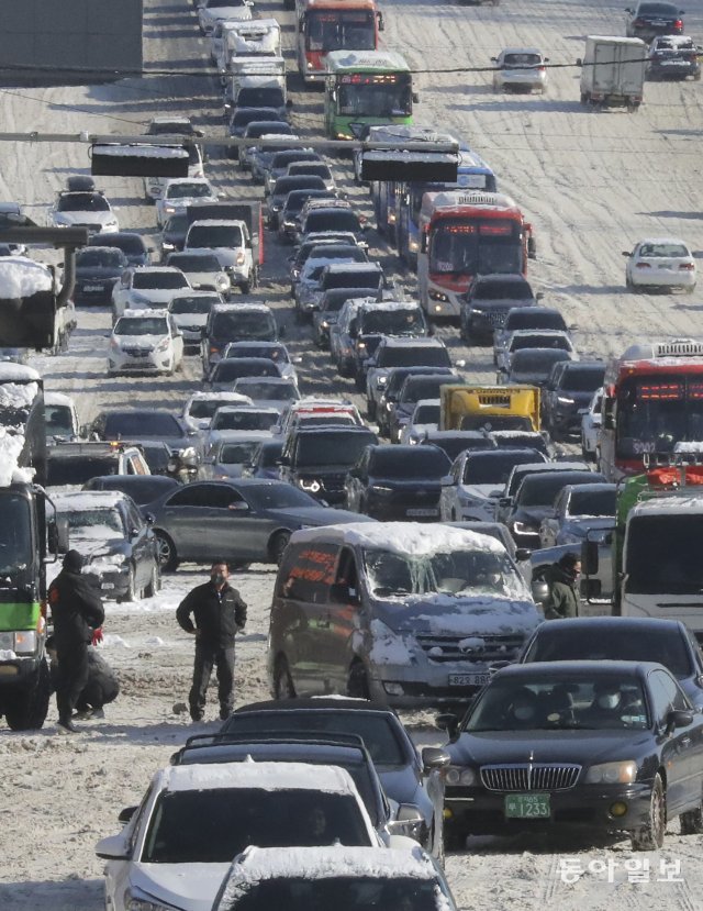 서울지역에 11cm의 눈이  내린가운데 7일 제설이 이뤄지지 않은 강남구 헌인로에 차량을이 엉켜 출근길이 시민들이 극심한 불편을 겪었다  ＜원대연기자 yeon72@donga.com＞