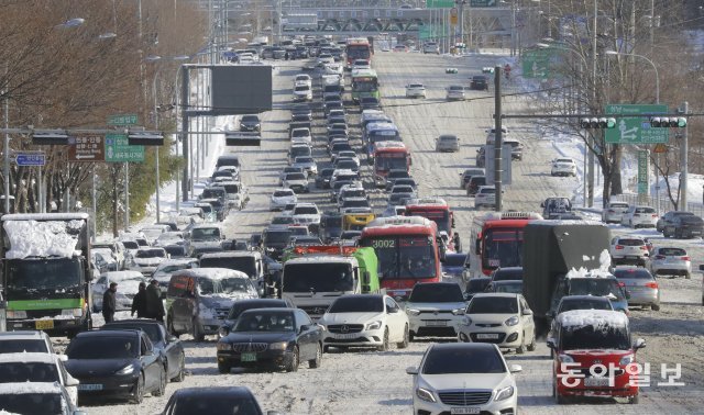 지난 밤 서울지역에 11cm의 눈이  내린 가운데 7일 제설이 이뤄지지 않은 헌릉로에 차량들이 엉켜 출근길 시민들이 불편을 겪었다.