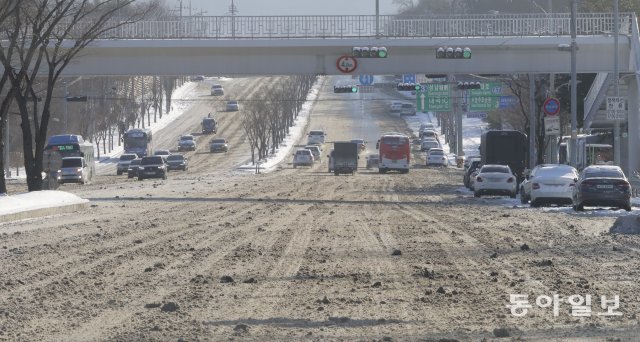 7일 제설이 이뤄지지 않은 강남 도로에는  눈이 쌓여 있어 출근길 시민들이 불편을 겪었다.