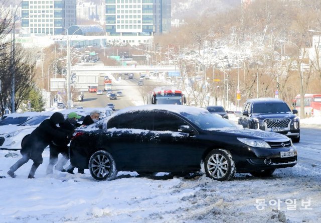 지난 밤 서울지역에 11cm의 눈이  내린 가운데 7일 제설이 이뤄지지 않은 헌릉로에 차량들이 엉켜 출근길이 시민들이 불편을 겪었다.
