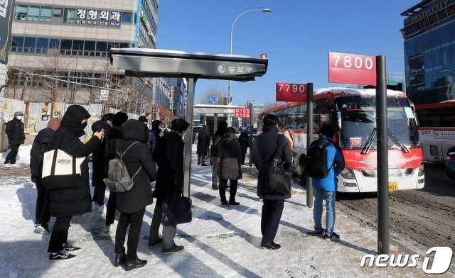 밤사이 내린 폭설이 내린 7일 오전 서울 사당역 인근 버스정류장에서 시민들이 버스를 기다리고 있다. 2021.1.7 © News1