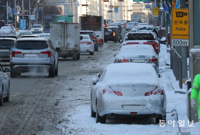 지난 밤 서울지역에 11cm의 눈이 내린가운데 7일 강남 곳곳 도로에는 지난밤 퇴근길 길가에 세워둔 차량들이 주차되어 있다.