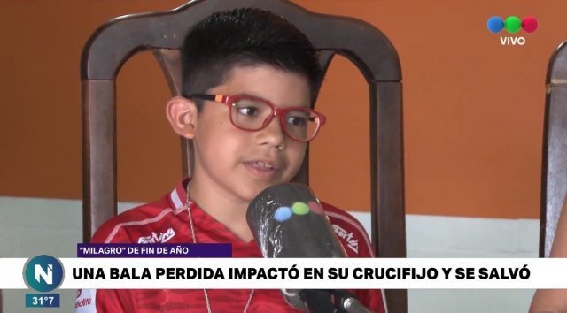 아르헨티나의 9살 소년 티치아노가 아버지가 주신 십자가 목걸이 덕분에 총을 맞고도 무사할 수 있었다. 현지 언론인 ‘호세 로메로 실바’ 트위터 갈무리