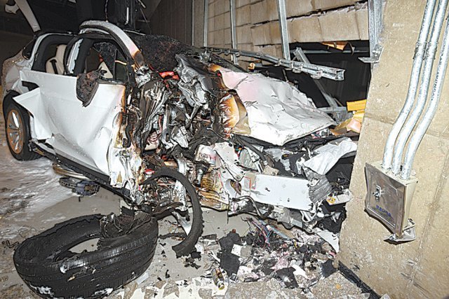 지난달 12월 9일 서울 용산구에서 콘크리트 벽에 충돌한 후 화염에 휩싸였던 테슬라의 ‘모델X’ 차량. 뉴시스