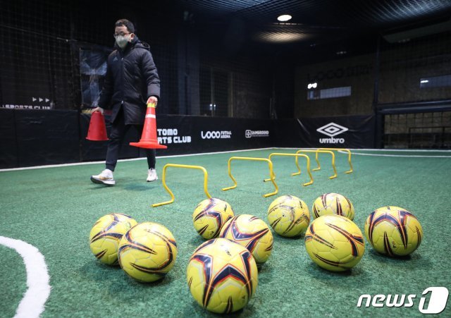 7일 오후 서울 시내의 한 어린이 축구교실에서 관계자가 운영 재개를 준비하고 있다. , 2021.1.7/뉴스1 © News1