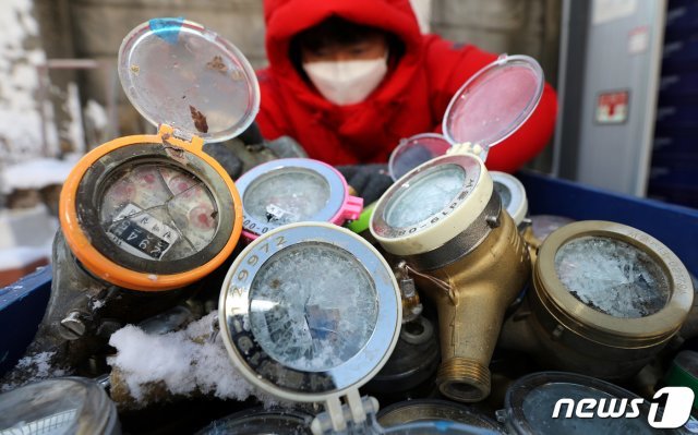 ‘북극한파’가 몰아친 7일 서울 종로구 중부수도사업소에서 동파 된 수도계량기가 쌓여 있다. 2021.1.7/뉴스1 © News1