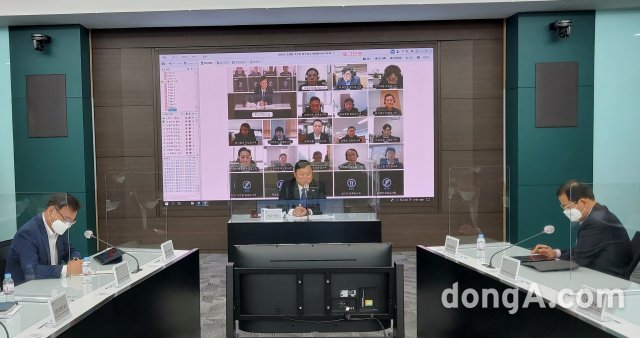 8일 서울 중구 농협중앙회 본관에서 김용식 농협중앙회 조합감사위원장(가운데)이 2021년 조합감사위원회 업무보고 회의를 화상으로 진행하고 있다. 농협 제공