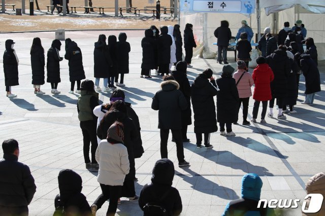 8일 대구 중구 국채보상운동기념공원에 마련된 임시선별진료소에서 시민들이 줄지어 코로나19 검사를 기다리고 있다. 2021.1.8/뉴스1 © News1