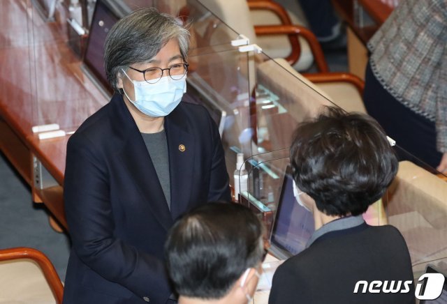 정은경 질병관리청장이 8일 서울 여의도 국회에서 열린 코로나19 백신 수급 및 방역 문제에 대한 긴급 현안질의 본회의에 참석해 의원들과 인사를 나누고 있다. 2021.1.8/뉴스1 © News1