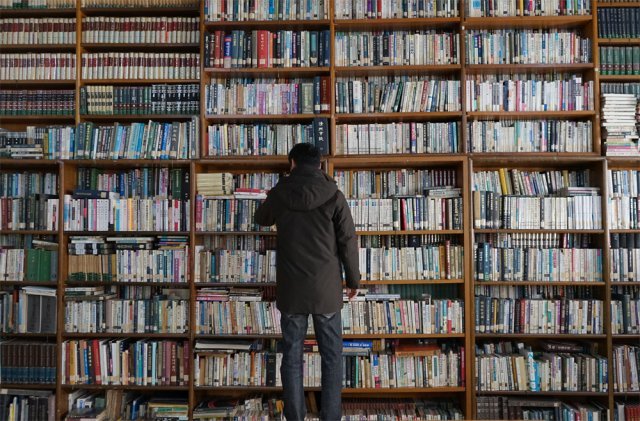 폐교된 초등학교 건물을 활용해 미술관과 박물관,
도서관 등으로 바꾼 ‘책마을해리’.