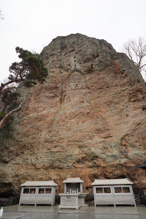 도솔암 뒤쪽 바위절벽에 새겨진 마애여래좌상은 높이 15.7m, 무릎 너비 8.5m로 거대한 크기를 자랑한다.