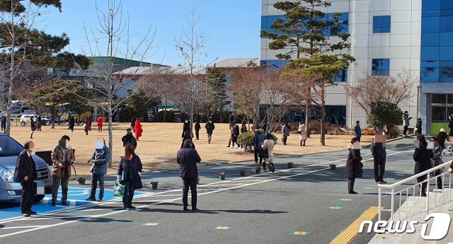 10일 오후 부산 강서구 세계로교회에서 주일예배를 마친 신도들이 삼삼오오 모여 이야기를 나누고 있다.2021.1.10 © 뉴스1