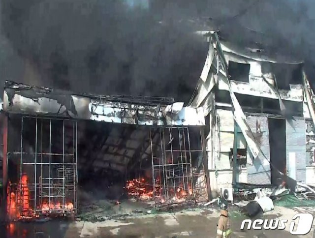 10일 오전 11시27분께 경기 김포시 대곶면 대명리 차량 스펀지 제조공장 건물 1개동에서 발생한 불이 1시간35분만인 오후 1시2분께 완전진화됐다. 이 불로 다행히 인명피해는 발생하지 않았다.(경기 김포소방서 제공)2021.1.10/뉴스1 © News1