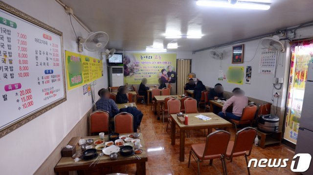 4일 오후 12시30분쯤 전남 순천시 동외동 순천웃장 내 한 음식점에서 손님들이 점심 식사를 하고 있다./뉴스1 © News1