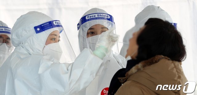 신종 코로나 바이러스 감염증(코로나19) 검체 채취 중인 의료진.  /뉴스1 DB