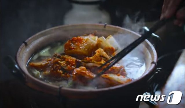 중국 유명 유튜버 리즈치가 김치찌개를 만드는 모습.(리즈치 유튜브 캡처)© 뉴스1