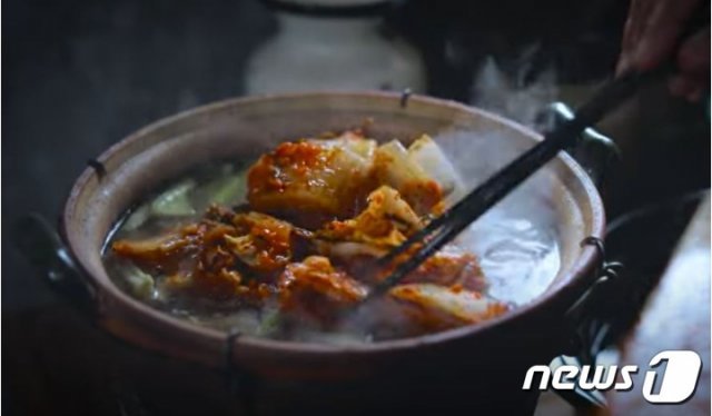 유명 中유튜버, 김장 담그고 김치찌개 끓이며 #중국전통음식｜동아일보