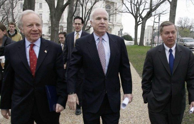 정치적 성향은 다르지만 힘을 합쳐 외교활동을 벌여 ‘스리 아미고스(3명의 친구)’라고 불렸던 미국 상원의원들. 왼쪽부터 조지프 리버먼, 존 매케인(작고), 린지 그레이엄. 사진 출처 타임