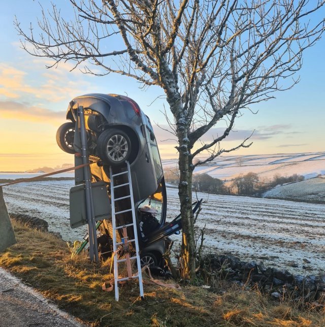 지난 9일(현지시간) 영국 더비셔주의 한 마을에서 도로를 달리던 차량이 빙판에 미끄러져 전복됐다. 차량에 타고 있던 일가족 3명은 무사히 구조됐다. 구조에 쓰인 사다리가 차량 옆에 세워져있는 모습. ‘채플온콜’ 소방서 제공