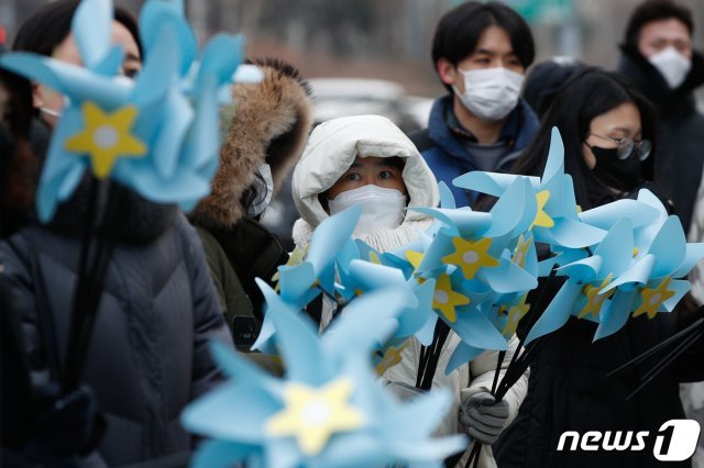 대한아동학대방지협회 관계자들이 11일 오전 서울 양천구 남부지방검찰청 앞에서 정인이 양부모 재판을 이틀 앞두고 엄벌을 촉구하며 파란색 바람개비를 들고 있다. 파란색은 학대받은 아동의 멍과 질식을 의미한다. 2021.1.11 © News1