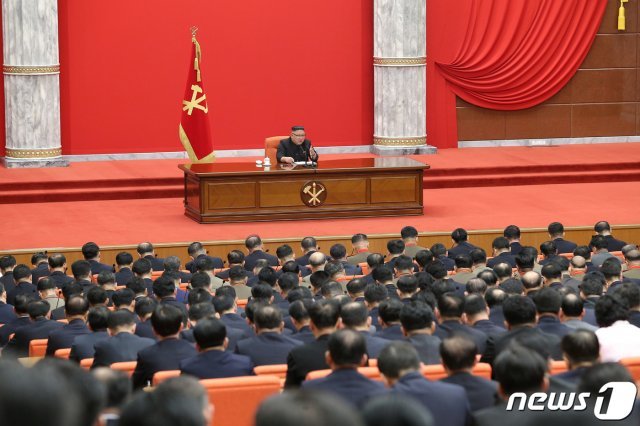 김정은 북한 국무위원장이 지난 10일 전원회의를 진행했다고 노동당 기관지 노동신문이 11일 밝혔다.(평양 노동신문=뉴스1)