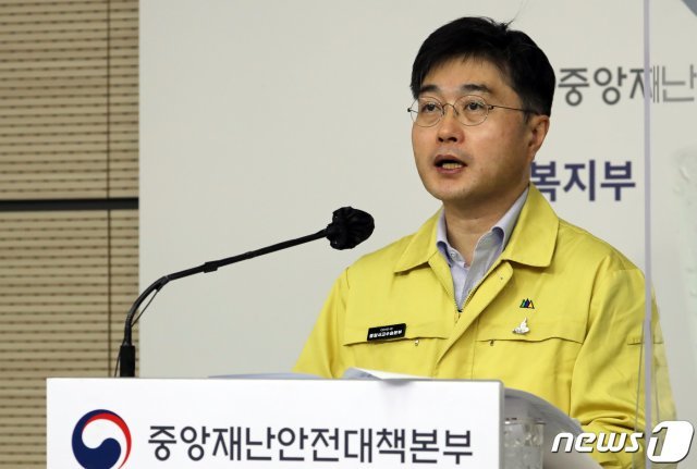 윤태호 코로나19 중앙사고수습본부 방역총괄반장이 8일 정부세종청사 보건복지부 브리핑실에서 코로나19 중앙재난안전대책본부 브리핑을 하고 있다. 2021.1.8 © News1