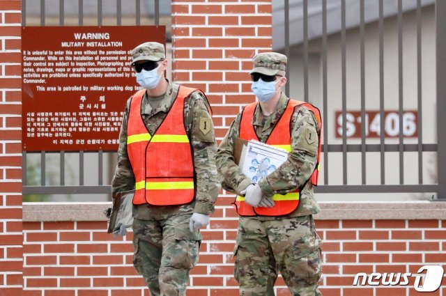 경기도 평택 캠프 험프리스에서 미군 장병들이 마스크를 쓴 채 출입을 통제하고 있다.(자료사진) 2020.3.26/뉴스1