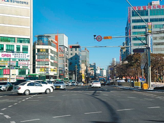 인천 부평구 경인전철 부평역 앞에서 차량들이 경원대로 방면으로 좌회전하고 있다. 이 도로는 지난달부터 제한속도가 시속 60km에서 50km로 바뀌었다. 인천경찰청 제공