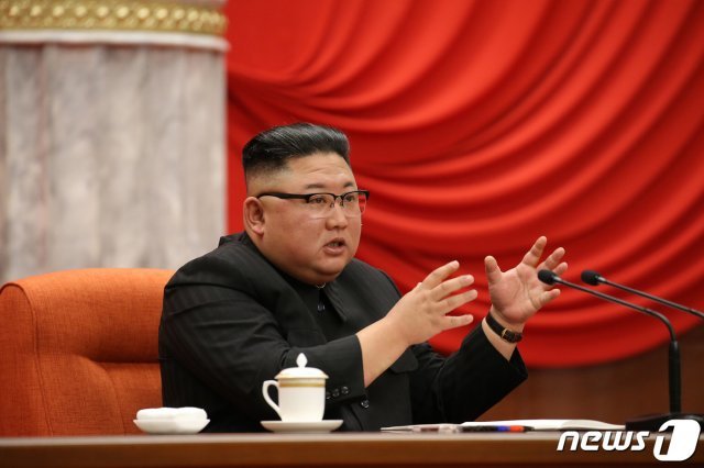 김정은 북한 국무위원장이 지난 10일 전원회의를 진행했다고 노동당 기관지 노동신문이 11일 전했다. (평양 노동신문=뉴스1)