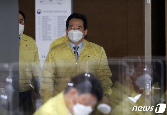 정세균 국무총리가 12일 정부세종청사 국무조정실에서 열린 코로나19 중앙재난안전대책본부 회의에 참석하고 있다. 2021.1.12/뉴스1 © News1