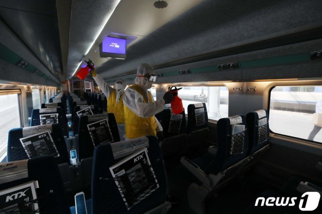 코레일테크 방역작업원들이 추석연휴를 하루 앞둔 29일 오전 서울 중구 서울역에서 소독작업을 하고 있다. 2020.9.29/뉴스1 © News1