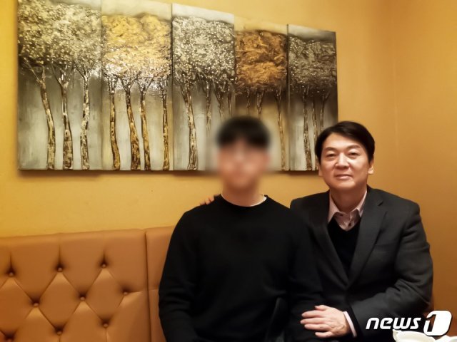 안철수 국민의당 대표가 11일 지난해 9월 서해안에서 북한군에 의해 피살된 해양수산부 공무원 유가족과 만나고 있다. (국민의당 제공)© 뉴스1