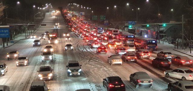 6일 오후 눈 쌓인 서울 서초구 헌릉로에 퇴근길 차량들이 거북이 운행을 하고 있다. . 홍진환 기자 jean@donga.com
