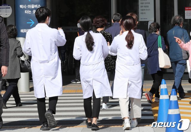 지난해 2020년 10월29일 오후 서울 종로구 서울대병원에서 의료진들이 분주하게 움직이고 있다. 2020.10.29/뉴스1 © News1