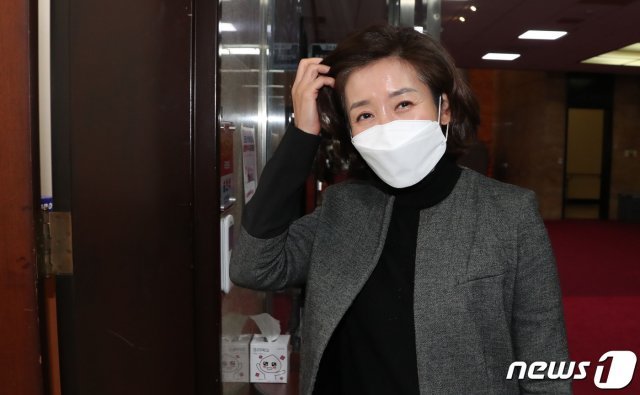 서울시장 출마 선언을 앞둔 나경원 전 의원이 12일 오후 김종인 국민의힘 비상대책위원장을 만나기 위해 서울 여의도 국회로 들어서고 있다. 2021.1.12 © News1