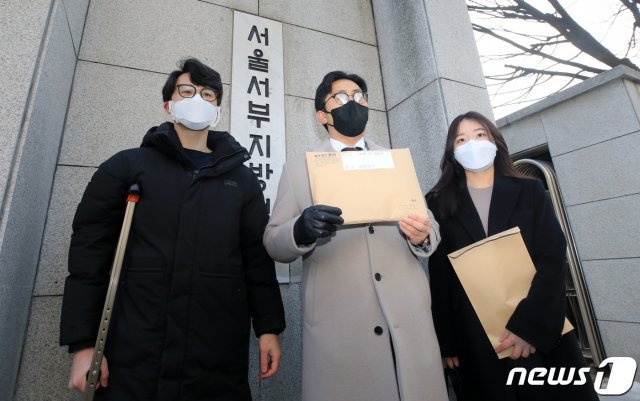 박주형 필라테스·피트니스 사업자 연맹 대표와 변호인들이 12일 오전 마포구 서울서부지방법원 앞에서 국가를 상대로 2차 집단소송을 앞두고 기자회견을 하고 있다. 2021.1.12/뉴스1 © News1