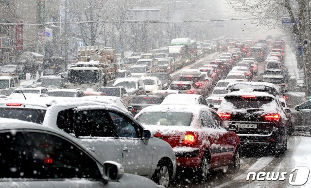 폭설이 내리고 있는 12일 오후 서울 서초구 교대역 인근 도로가 폭설로 인해 교통체증을 보이고 있다. 2021.1.12 © News1
