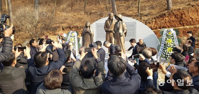 2019년 3월 1일 충남 공주시 영명중고등학교 영명동산에서 제막된 유관순 열사(왼쪽)와 사애리시 선교사 부부의 동상. 동아일보BD