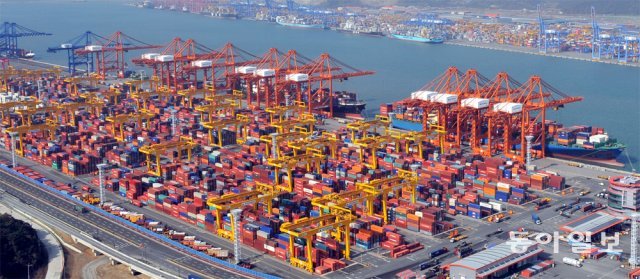 부산시민의 건강을 보호하기 위해서는 미세먼지 발생에 큰 영향을 미치는 항만시설과 화물차량, 선박 등에 대한 맞춤형 저감 방안을 마련해야 한다는 지적이 일고 있다. 사진은 컨테이너로 뒤덮힌 부산신항 전경. 동아일보DB