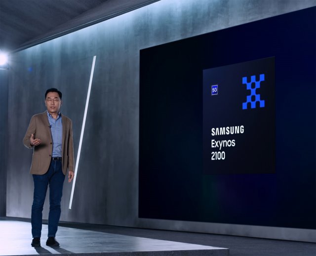 12일 온라인으로 진행된 공개 행사에서 강인엽 삼성전자 시스템LSI 사업부장이 ‘엑시노스 2100’의 향상된 성능에 대해 설명하고 있다. 삼성전자 제공