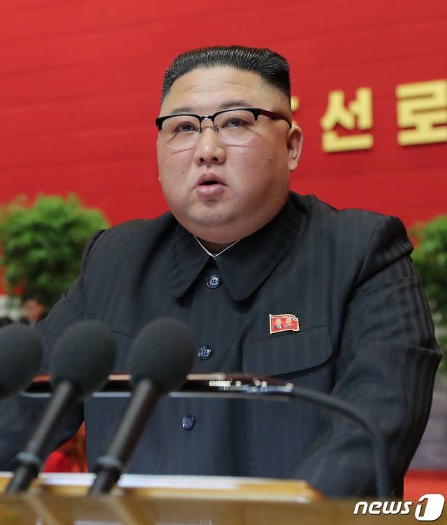 북한 노동당 제8차 대회가 12일 폐막했다고 당 기관지 노동신문이 13일 보도했다. 지난 5일 개막한 이번 당대회는 8일 만에 막을 내리면서 역대 두 번째로 최장기간 진행됐다. 사진은 폐회사를 하는 김정은 국무위원장. (평양 노동신문=뉴스1)