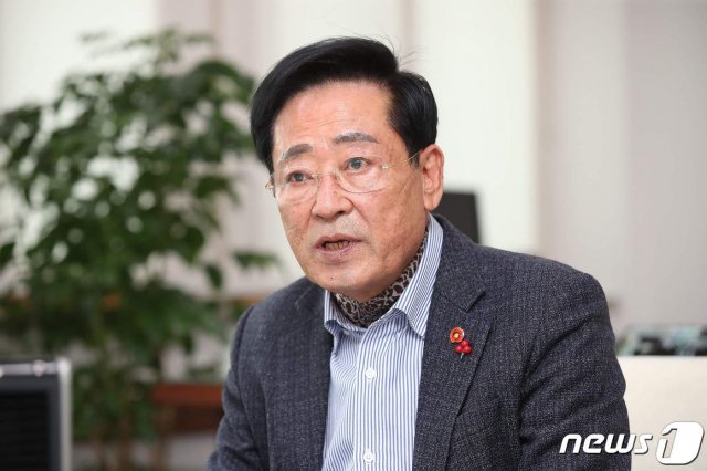 좌남수 제주도의회 의장이 지난해 12월 21일 집무실에서 뉴스1 제주본부와 신년 인터뷰를 하고 있다.(제주도의회 제공)2020.12.26/뉴스1© News1