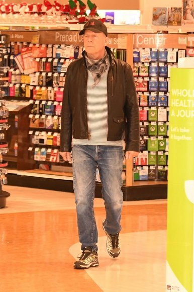 브루스 윌리스가 마스크를 착용하지 않고 약국 매장에 돌아다니고 있는 사진. © 페이지 식스