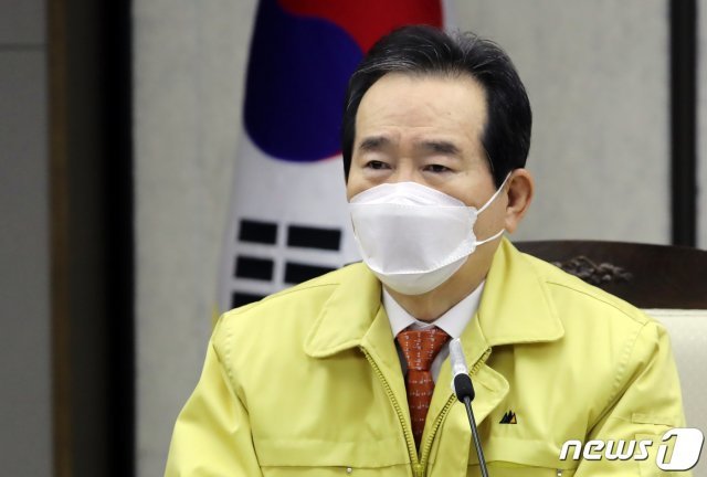 정세균 국무총리가 13일 정부세종청사 국무조정실에서 열린 코로나19 중앙재난안전대책본부 회의에서 모두발언을 하고 있다. 2021.1.13/뉴스1 © News1